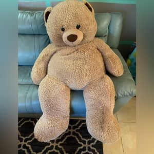Huge teddy bear. About 4.5’ tall. Super fluffy, no rips and tears.